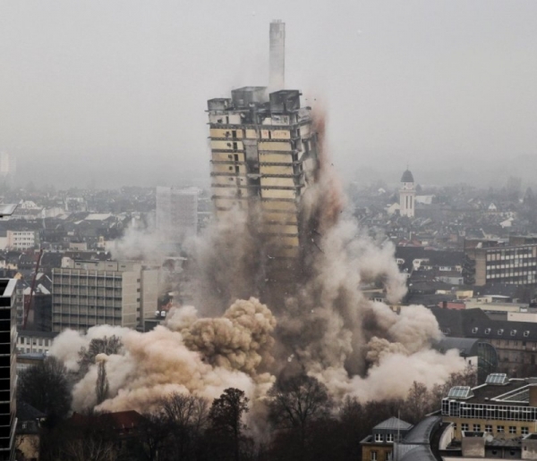 В Германии взорвали 116-метровый небоскреб
