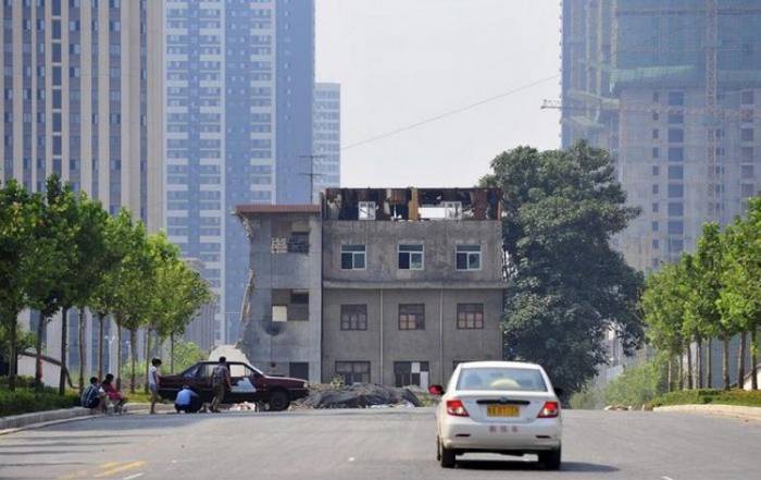 Китайская семья живет посреди магистрали (4 фото)
