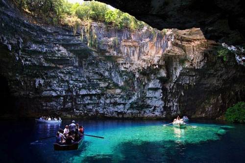 Райское пещерное озеро Мелиссани

