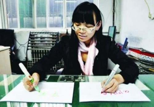 Китайская девушка пишет одновременно обеими руками
