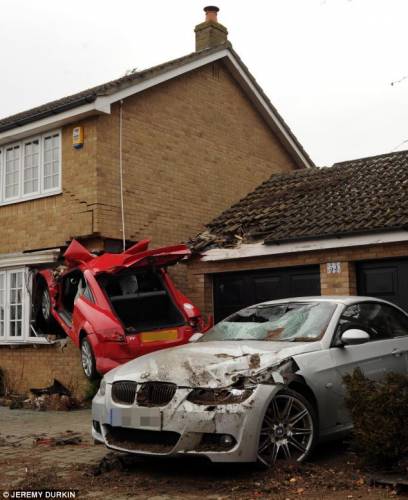 Британский летящий Audi TT протаранил жилой дом

