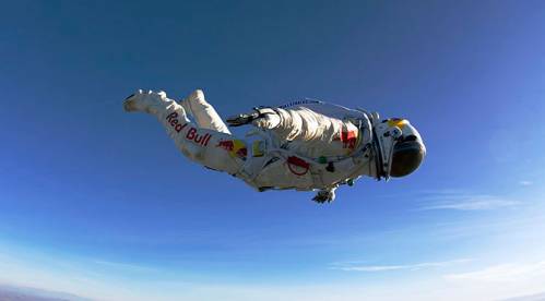 Прыжок с парашютом из стратосферы ( 20 фото + видео )
