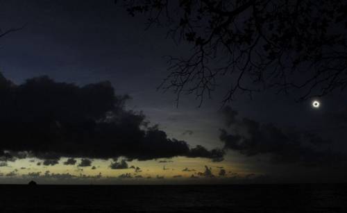 Полное солнечное затмение над Австралией ( 20 фото )
