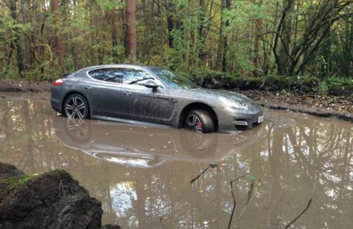 Навигационная система Porsche Panamera завела 20-летнего футболиста в болото
