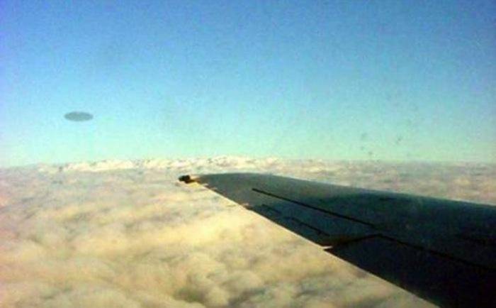 НЛО спасают самолеты
