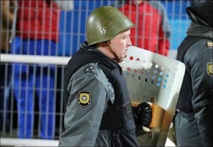 Скандал в Ярославле - полицейский в каске с символикой СС (3 фото)
