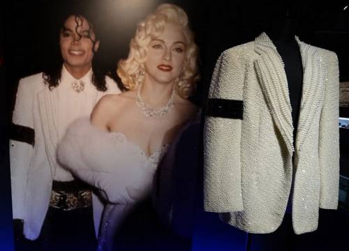 В Токио открыта выставка вещей Майкла Джексона
