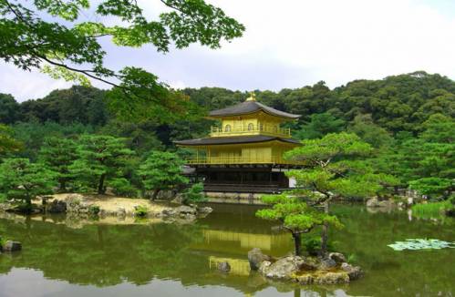 Великолепный Золотой павильон в Японии
